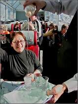 Nach einem guten Essen passt ein guter Schnaps, besonders wenn er so fachm�nnisch serviert wird, wie hier. Meiner Freundin scheint es zu gefallen und sie ist mit der Ver�ffentlichung des Bildes einverstanden. 26.12.06 (Jeanny)