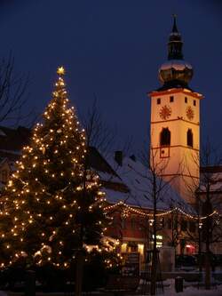 Christbaum und Stadtpfarrkirche Mari� Himmelfahrt in Tirschenreuth  