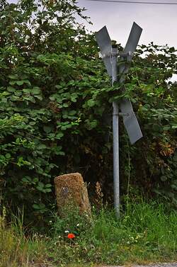viel Gr�n um ein Andreaskreuz, an einem intakten Bahn�bergang