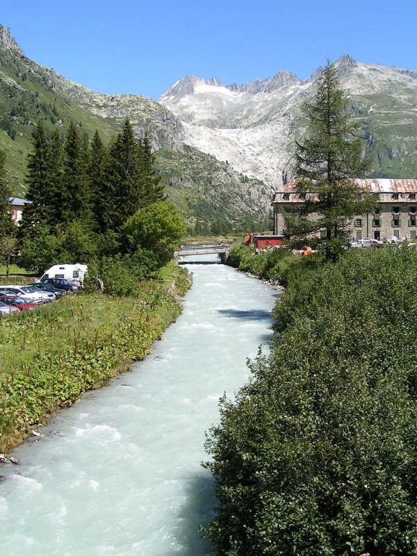 Whrend sich die noch sehr junge Rhne durch Gletsch schlngelt, sieht man im Hintergrund die berreste des Rhnegletschers. 01.08.07