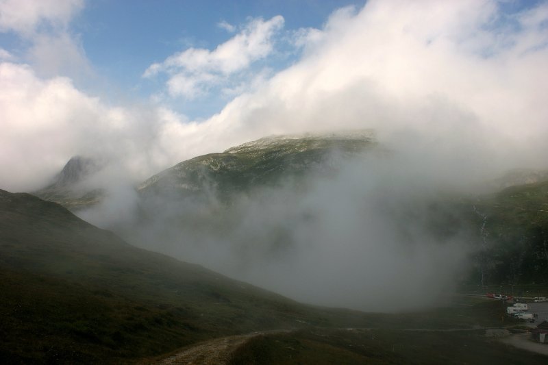 Wallende Nebel, Wolken, Wind und zum Schluss ein Stckchen blauer Himmel. Diese Stimmung begleitete uns beim Bahnbildertreffen auf Schritt und Tritt. Das Foto entstand auf dem Oberalppass 2048 mM.
(22.08.2009) 