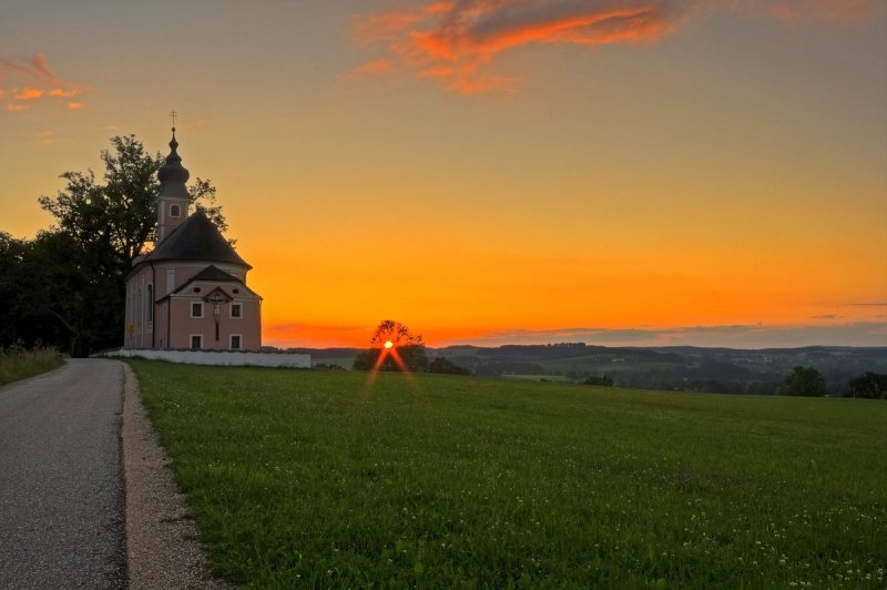 Wallfahrtskirche Mühlberg bei Waging im Sonnenuntergang
