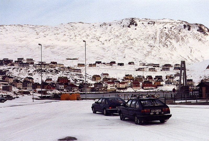 Warten auf die Fhre zum Festland, im Hintergrund der grte Ort auf der Insel Mageroya, Honningsvag. Dieses Bild ist Vergangenheit, heute fhrt ein Tunnel unter dem Meer zum Festland, Mrz 1992. 