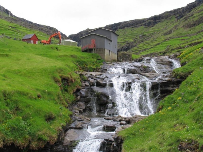 Wasserfal bei Haldarsvik auf Insel Streymoy (3-7-2006).