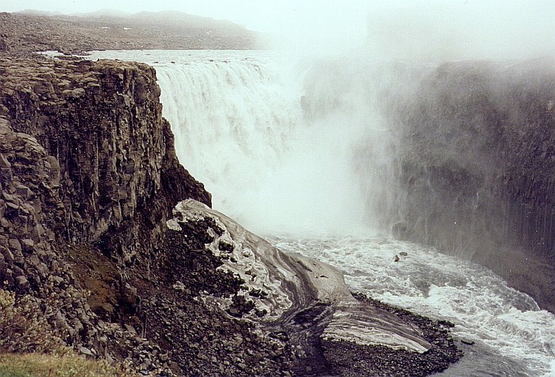 Wasserfall Dettifos, 100 m breit, 45 m hoch, am Flu Jokulsa a Fjllum im Juni 1997. Die 28 km lange  Strasse  von der Ringstrasse zum Wasserfall war 1997 das schlechteste da ich je mit dem Auto gefahren bin, eine Dreck und Schlammpiste mit Seen bis 30 cm tiefe, ich war froh, da ich nicht steckengeblieben bin. Zurck bin ich 150 km Umweg ber Husavik gefahren, um wieder auf die Ringstrasse zu kommen.