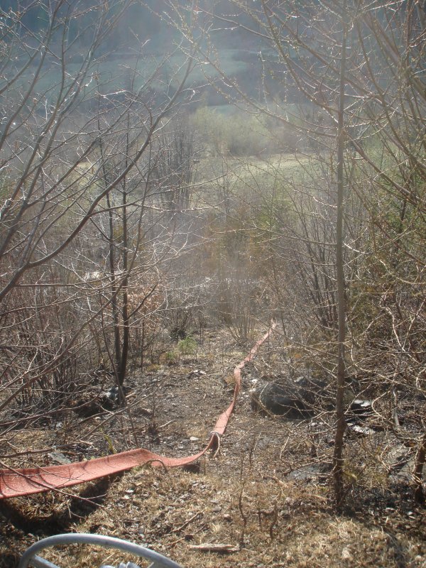 Wasserschluche wurden quer durch das ganze abgebrannte Gebiet gezogen, teilweise mit grosser Mhe, weil es doch manchmal sehr steil war. Bei Arbaz, 17.04.2007