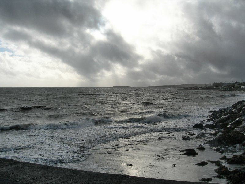 Wechselhaftes, strmisches Westwindwetter mit einem nicht unbedeutenden Hang zu Niederschlag herrschte an der Galway Bay in Salthill im Oktober 2006. 