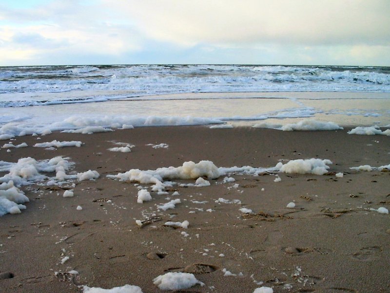 Wellen und Schaum am Strand von SYLT, 2004