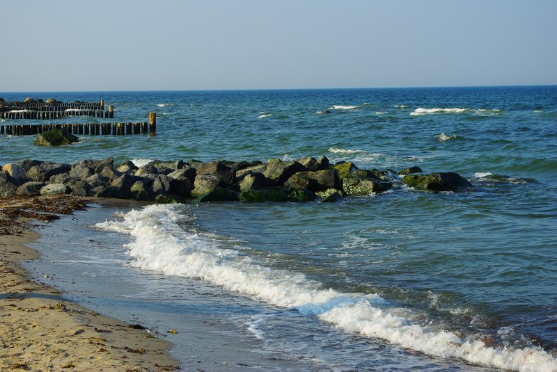 Wellen, Steine und Buhnen am Strand