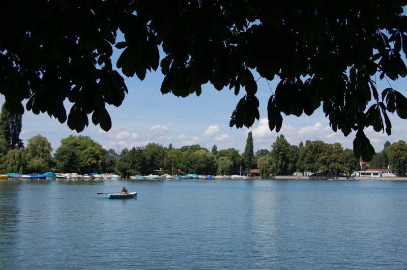 Wenig Betrieb auf dem Bodensee. Links der Damm ber den die Zge fahren. Das Bild entstand am 12.8.2009 in Lindau.