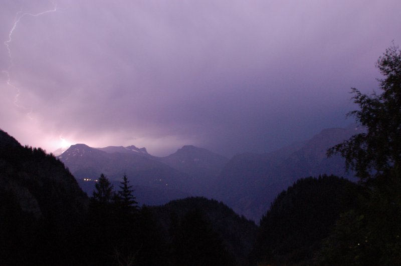 Wenn es donnert und blitzt, sieht eine Landschaft so aus. Aufgenommen am Abend von dem 27. Juli 2006 in Blatten bei Naters.