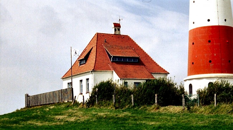 Westerhever, eines der beiden Huschen am leuchtturm, APS-Foto 2003