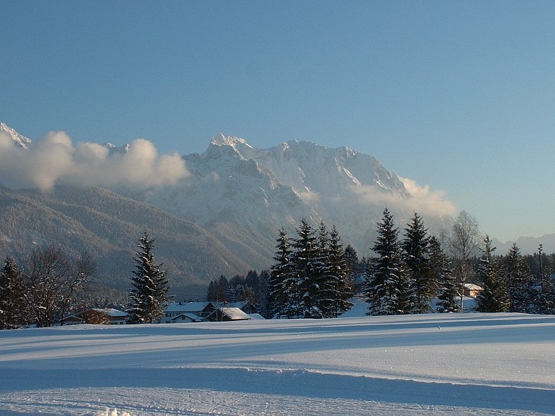Westliche Karwendelspitze 2385 m, von Mittenwald fhrt eine Luftseilbahn hinauf, links ber der Wolke die Tiefkarspitze 2430 m, dazwischen die Larchetfleckspitze 2363 m, aufgenommen am 01.02.2003 von Krn.