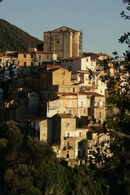 Wie ein Schwalbennest trohnt Pisciotta ber dem Meer.