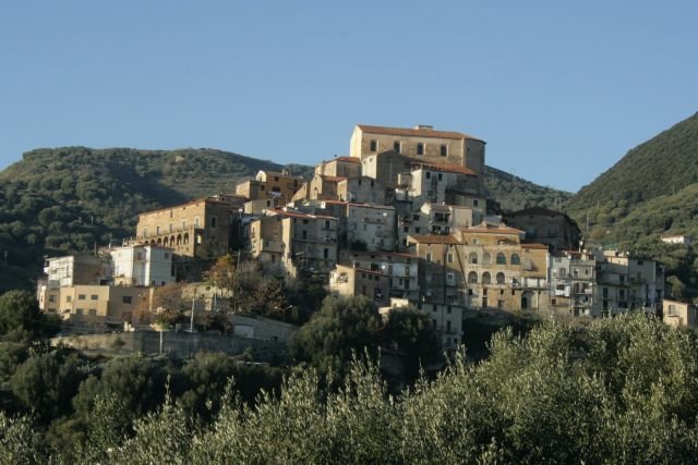 Wie ein Schwalbennest trohnt Pisciotta ber dem Meer.