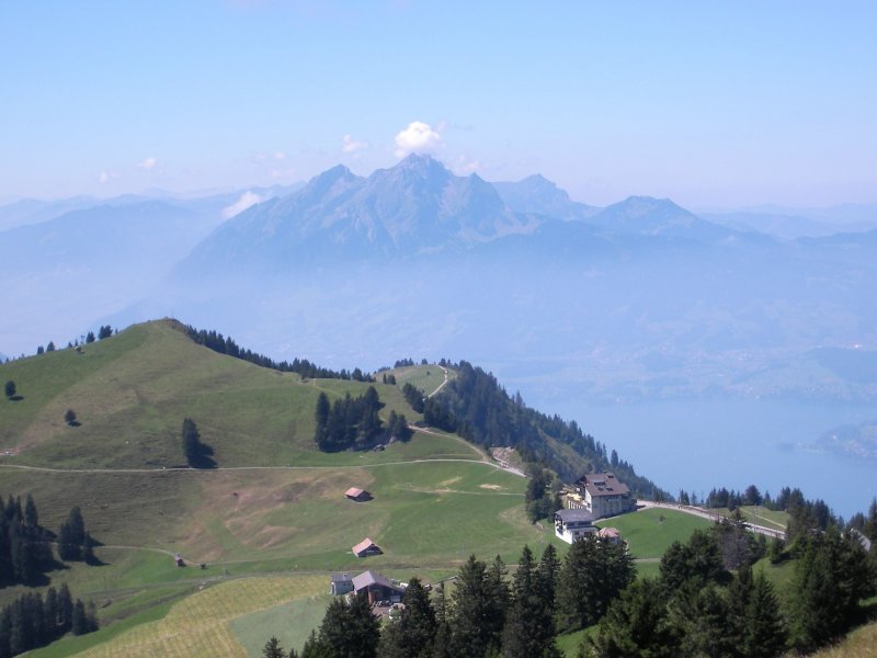 Wie eine Glocke liegt der Dunst ber dem Vierwaldstttersee. Das Bild wurde am Rigi Kulm aufgenommen am 04.08.07. 