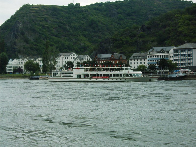 Wie immer reger Schiffsverkehr im Mittelrheintal bei St. Goarshausen.