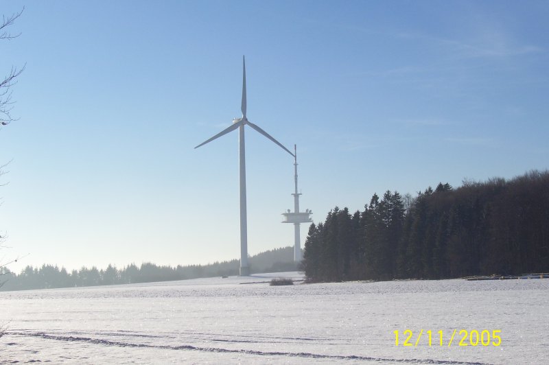 Windrad mit Fernsehturm auf der Lnge beim Frstenberg aufgenommen am 11.12.09.