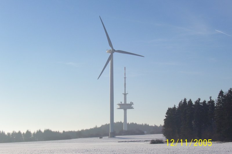 Windrad mit Fernsehturm auf der Länge beim Fürstenberg aufgenommen am 11.12.09.