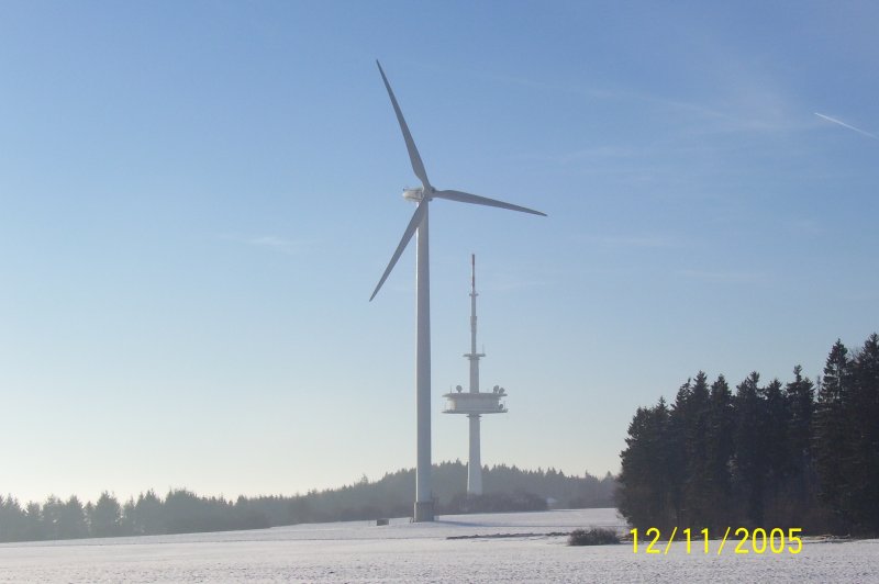 Windrad mit Fernsehturm auf der Lnge beim Frstenberg aufgenommen am 11.12.09.