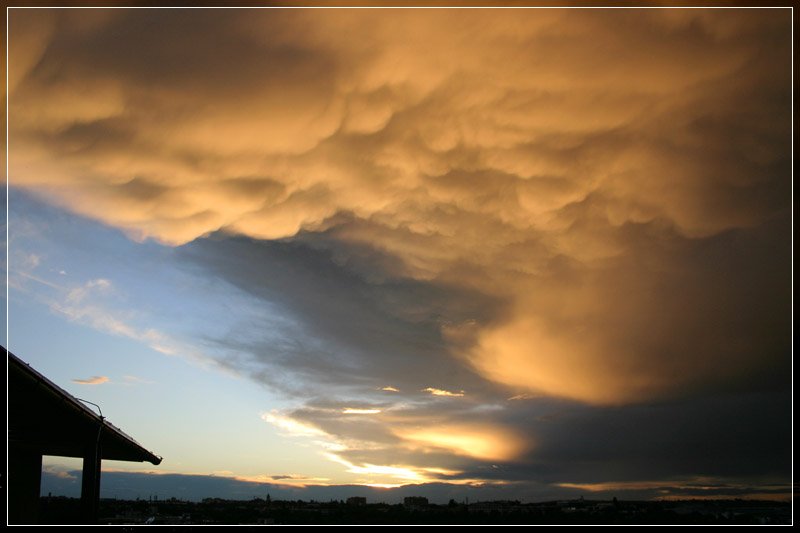 Wolkenhimmel nach einem abendlichen Gewitter. 

22.06.2007 (M)