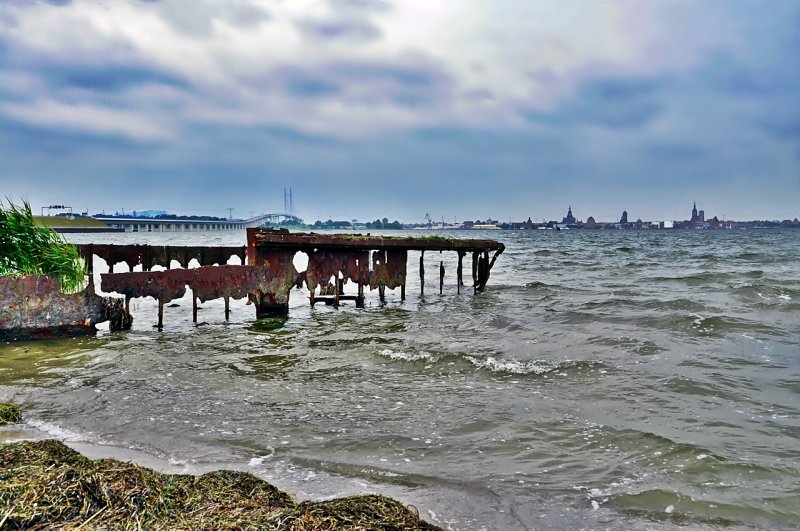 Zahn der Zeit, altes Ponton im Strelasund am alten Fhranlieger in Altefhr