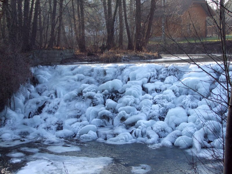  zugefrorener Wasserfall  der Oberach bei Ried i.I.; 090111