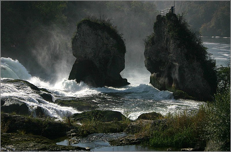 Zwei Felsbrocken im Wasser -

Am Rheinfall bei Neuhausen. 

20.10.2006 (M)