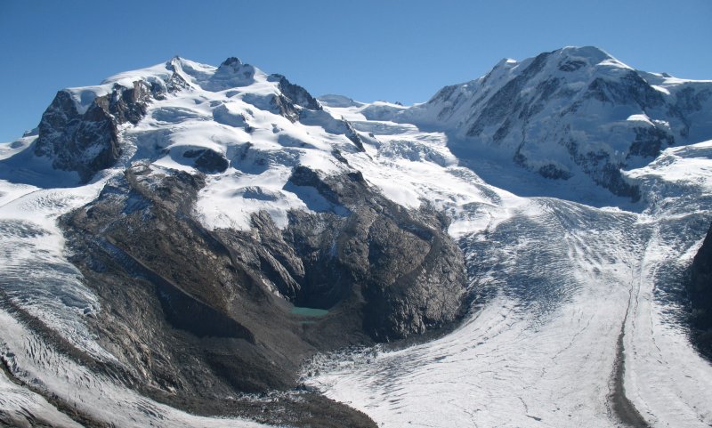 Zwischen Gornergletscher und Grenzgletscher sieht man Nordend (4609 mM)und die Dufourspitze (4634mM).Im rechten Bildteil sind noch die Gipfel drei weiterer 4000er zu sehen: Parrotspitze, Ludwigshhe und Liskamm.
(Oktober 2007)